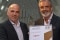 Das Bild zeigt Markus Dönges, der die Auszeichnung Plus X Award entgegennimmt. 