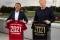 Thomas Heim und Oliver Kahn zeigen Trikots, welche die Kooperation zwischen dem FC Bayern München und Viessmann symbolisieren.