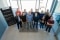 Das Bild zeigt das Nomnio Team in der Eingangshalle ihres Bürogebäudes in Maribor, Slowenien