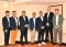 Das Bild zeigt das Gruppenfoto nach der Vertragsunterschrift. 