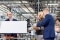 Das Bild zeigt Olaf Scholz bei der Wärmepumpen Produktion.